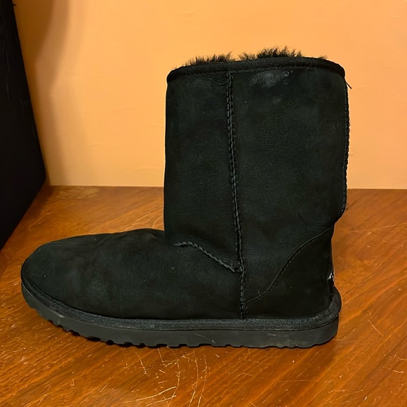 Pre-loved UGG Classic Short Boot - Size 9 in Black - Picture 10 of 14